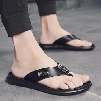 Ir 2021. vasaras sandales vīriešu jaunu flip-flops gadījuma pludmales kurpes vīriešu elpojošs ikdienas apavi tendence vīriešu čības āra čības